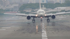 航空機内における電子機器の使用制限が緩和！9月1日から機体によって離発着時もスマホの使用OK！