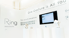 指に装着して空中にジェスチャーで操作するデバイス「Ring」が体験できる店が限定オープン！