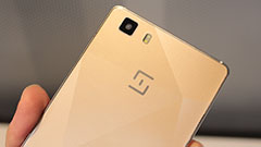 あ、これは軽い！ STAR DIGITALのSIMフリースマホ「ONE-FIVE F1/C1」は手に持てば印象がまた変わる？