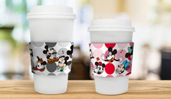 ディズニー:「ディズニーパス」でミッキーマウス、ミニーマウスの限定描き下ろしアート入りカップスリーブがもれなくもらえる「ディズニーパス1年継続特典」が開始